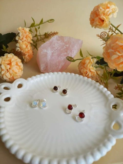 Imagem do BRINCO MINI COM BASE REMOVÍVEL PEDRA NATURAL AGATHA VERMELHA