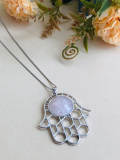 COLAR MÃO DE HAMSÁ COM PEDRA NATURAL QUARTZO ROSA na internet