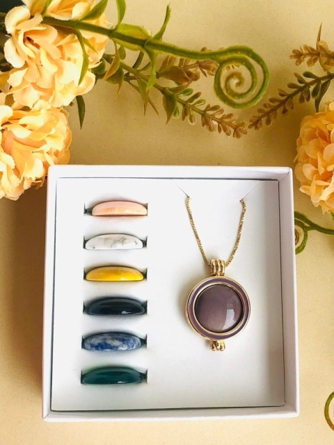 COLAR RELICÁRIO CÁPSULA ESMALTADO LILÁS COM 7 PEDRAS NATURAIS