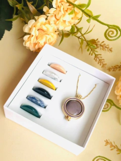 COLAR RELICÁRIO CÁPSULA ESMALTADO LILÁS COM 7 PEDRAS NATURAIS - Cordão de Luz Joias Finas