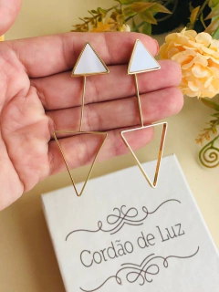 BRINCO GEOMÉTRICO TRIANGULO MADREPÉROLA BASE REMOVÍVEL - comprar online
