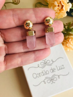 BRINCO PRISMA GEOMÉTRICO QUARTZO ROSA - comprar online