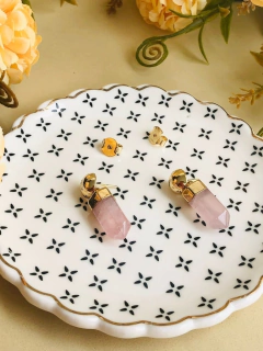 BRINCO PRISMA GEOMÉTRICO QUARTZO ROSA - loja online