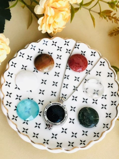 COLAR RELICÁRIO CÁPSULA TUDO POSSO NAQUELE QUE ME FORTALECE COM 7 PEDRAS NATURAIS - Cordão de Luz Joias Finas