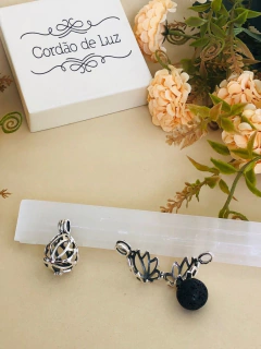 COLAR CHAMADOR DE ANJO E DIFUSOR AROMATICO FLOR DE LÓTUS COM PEDRAS NATURAIS PRATA 925 na internet