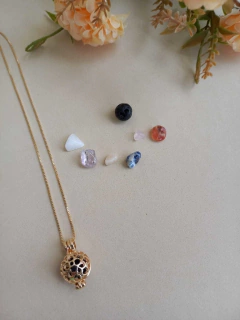 COLAR MINI CHAMADOR DE ANJO E DIFUSOR AROMATICO COM 7 PEDRAS NATURAIS