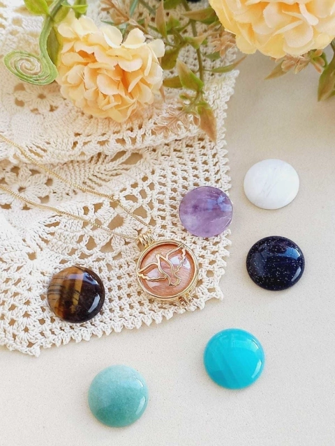 COLAR RELICÁRIO CÁPSULA ESPIRITO SANTO COM 7 PEDRAS NATURAIS