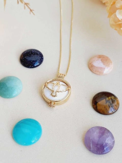 COLAR RELICÁRIO CÁPSULA ESPIRITO SANTO COM 7 PEDRAS NATURAIS - loja online