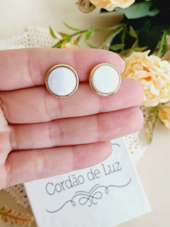 BRINCO REDONDO MÉDIO MADREPEROLA - Cordão de Luz Joias Finas