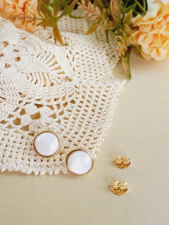 Imagem do BRINCO REDONDO MÉDIO MADREPEROLA