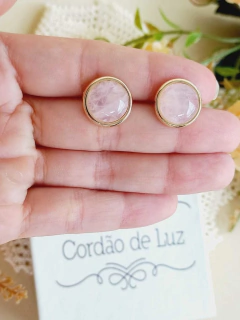 BRINCO REDONDO MÉDIO COM PEDRA NATURAL QUARTZO ROSA na internet
