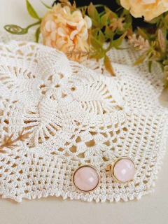 BRINCO REDONDO MÉDIO COM PEDRA NATURAL QUARTZO ROSA - loja online