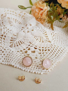 Imagem do BRINCO REDONDO MÉDIO COM PEDRA NATURAL QUARTZO ROSA