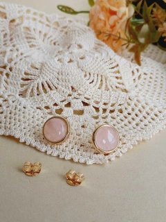 BRINCO REDONDO MÉDIO COM PEDRA NATURAL QUARTZO ROSA - comprar online