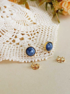 BRINCO REDONDO PEQUENO COM PEDRA NATURAL SODALITA