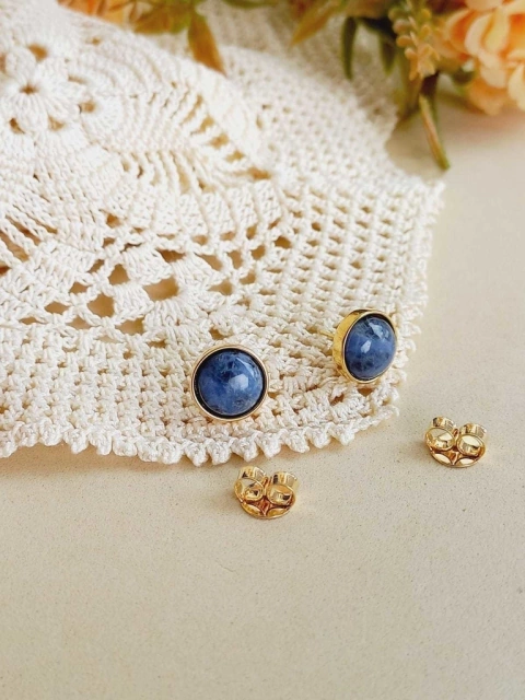 BRINCO REDONDO PEQUENO COM PEDRA NATURAL SODALITA