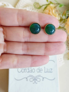 BRINCO REDONDO PEQUENO COM PEDRA NATURAL AGATHA VERDE - comprar online