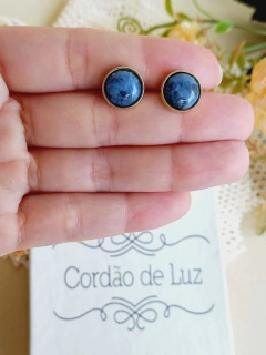 BRINCO REDONDO PEQUENO COM PEDRA NATURAL SODALITA - comprar online
