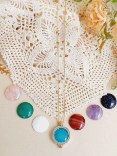 COLAR RELICÁRIO CÁPSULA ESMALTADO AZUL COM 7 PEDRAS NATURAIS - Cordão de Luz Joias Finas