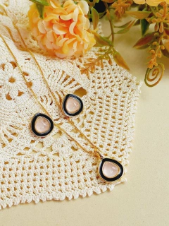 CONJUNTO ESMALTADO COM A PEDRA NATURAL QUARTZO ROSA - Cordão de Luz Joias Finas