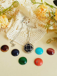 COLAR RELICÁRIO CÁPSULA OCTOGONAL GEOMÉTRICO COM 7 PEDRAS NATURAIS na internet