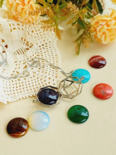 COLAR RELICÁRIO CÁPSULA OCTOGONAL GEOMÉTRICO COM 7 PEDRAS NATURAIS - Cordão de Luz Joias Finas