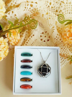 COLAR RELICÁRIO CÁPSULA OCTOGONAL GEOMÉTRICO COM 7 PEDRAS NATURAIS