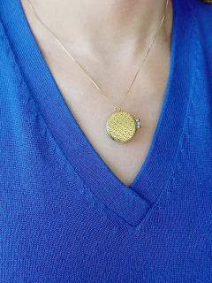 COLAR RELICÁRIO DUPLA FACE FLOR DA VIDA ESMATADO COM UMA FOTO na internet