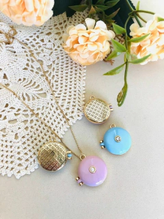 COLAR RELICÁRIO DUPLA FACE FLOR DA VIDA ESMATADO COM UMA FOTO