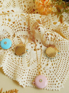 Imagem do COLAR RELICÁRIO DUPLA FACE FLOR DA VIDA ESMATADO COM UMA FOTO