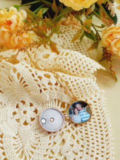 COLAR RELICÁRIO DUPLA FACE FLOR DA VIDA ESMATADO COM UMA FOTO