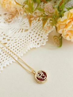 COLAR MENINA COM PEDRA NATURAL EM FORMATO REDONDO na internet