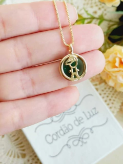 COLAR MENINO COM PEDRA NATURAL EM FORMATO REDONDO na internet