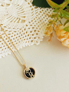 COLAR MENINO COM PEDRA NATURAL EM FORMATO REDONDO - Cordão de Luz Joias Finas