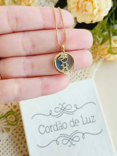 COLAR MENINO COM PEDRA NATURAL EM FORMATO REDONDO - loja online