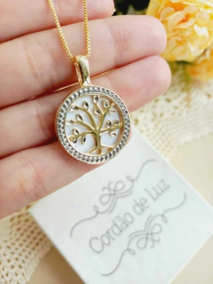 COLAR ARVORE DA VIDA COM APLICAÇÕES DE RÓDIO BRANCO PEDRA NATURAL MADREPEROLA - comprar online