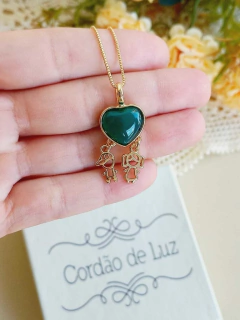 COLAR CASAL DE FILHOS COM PEDRA NATURAL EM FORMATO DE CORAÇÃO na internet