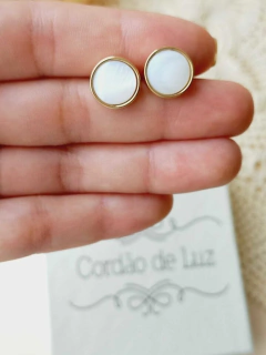 BRINCO REDONDO PEQUENO CONCHA NATURAL MADREPEROLA - comprar online