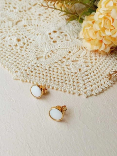 BRINCO REDONDO PEQUENO CONCHA NATURAL MADREPEROLA - loja online