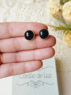 BRINCO REDONDO PEQUENO COM PEDRA NATURAL ESTRELA - comprar online