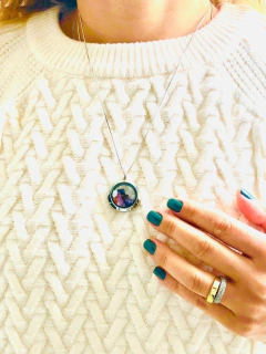 COLAR CAPSULA COM MINI CASCALHOS DE CRISTAIS NATURAIS - loja online