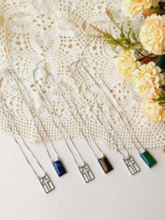 ESCAPULÁRIO RETANGULAR COM PEDRA NATURAL