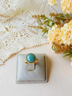 ANEL REDONDO COM PEDRA NATURAL QUARTZO VERDE PEROLADO na internet