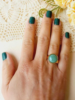 ANEL REDONDO COM PEDRA NATURAL QUARTZO VERDE PEROLADO - loja online