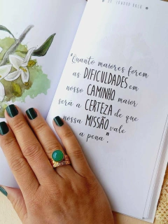 ANEL REDONDO COM PEDRA NATURAL QUARTZO VERDE PEROLADO na internet