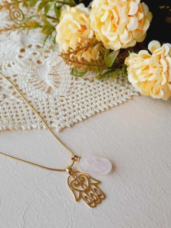 COLAR COM PINGENTE DUPLO MÃO DE HAMSÁ E QUARTZO ROSA - loja online