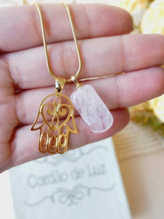 COLAR COM PINGENTE DUPLO MÃO DE HAMSÁ E QUARTZO ROSA - comprar online