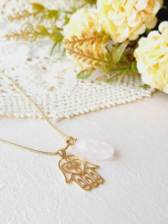 COLAR COM PINGENTE DUPLO MÃO DE HAMSÁ E QUARTZO ROSA