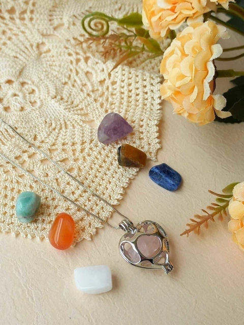 COLAR CHAMADOR DE ANJO CORAÇÃO 7 PEDRAS NATURAIS - comprar online