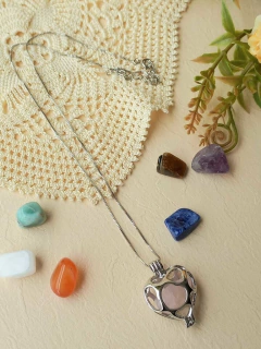 COLAR CHAMADOR DE ANJO CORAÇÃO 7 PEDRAS NATURAIS - comprar online